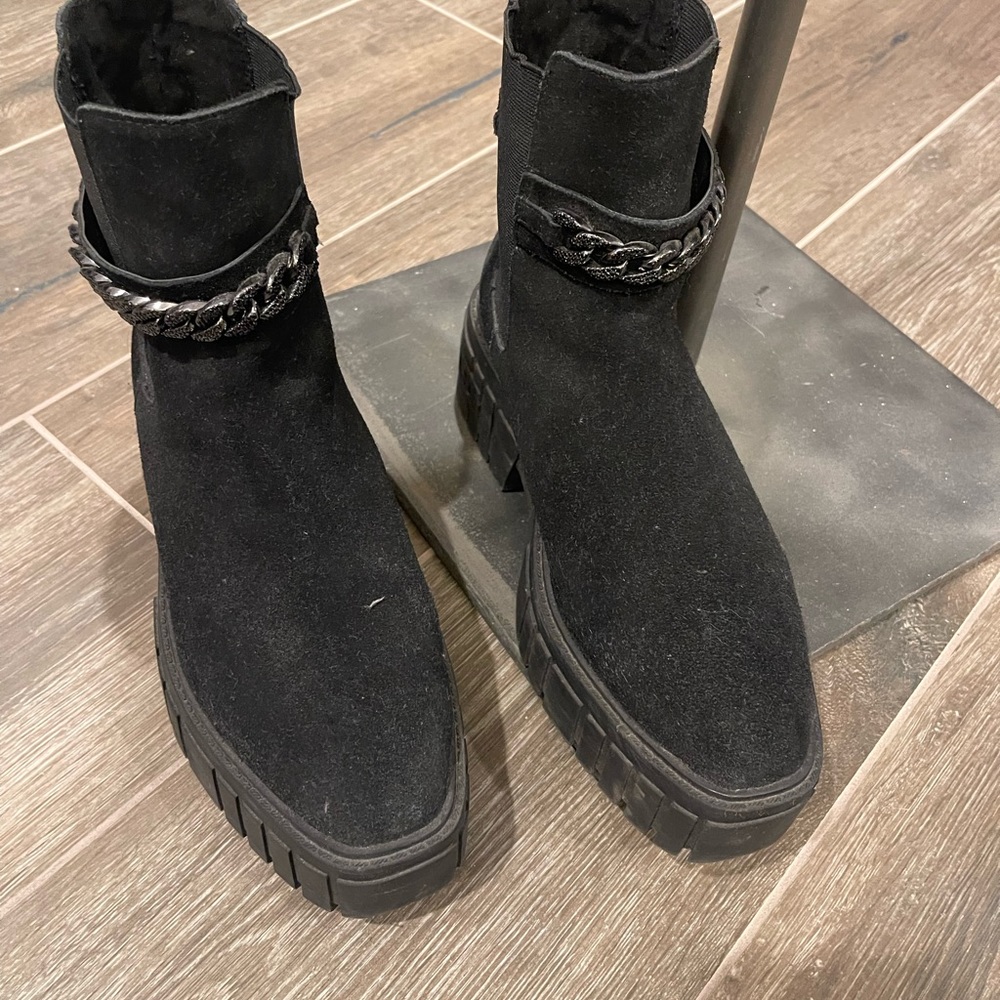 KARL LAGERFELD PARIS Reign Womens Suede Pull On Chelsea Boots in size 9
